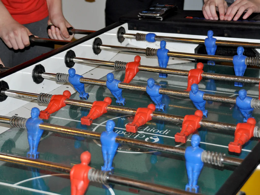 Nahaufnahme der Spielfiguren eines Tischfußballtischs.